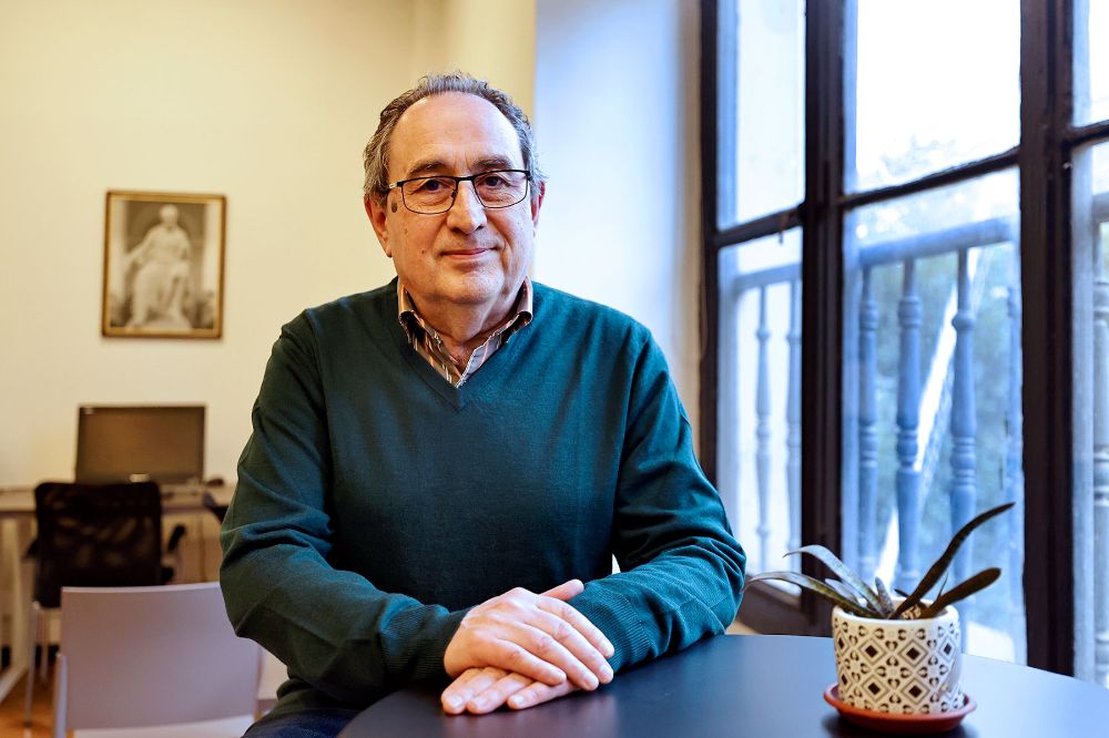 El doctor Patrick Wincker es investigador destacado en genómica de ecosistemas, director del Genoscope, Centro Nacional de Secuenciación Francés, y codirector del proyecto ATLASea, centrado en la biodiversidad marina.